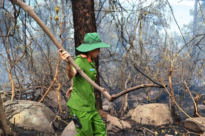 Một chiến sĩ cảnh sát PCCC nữ cũng tham gia "chiến dịch"