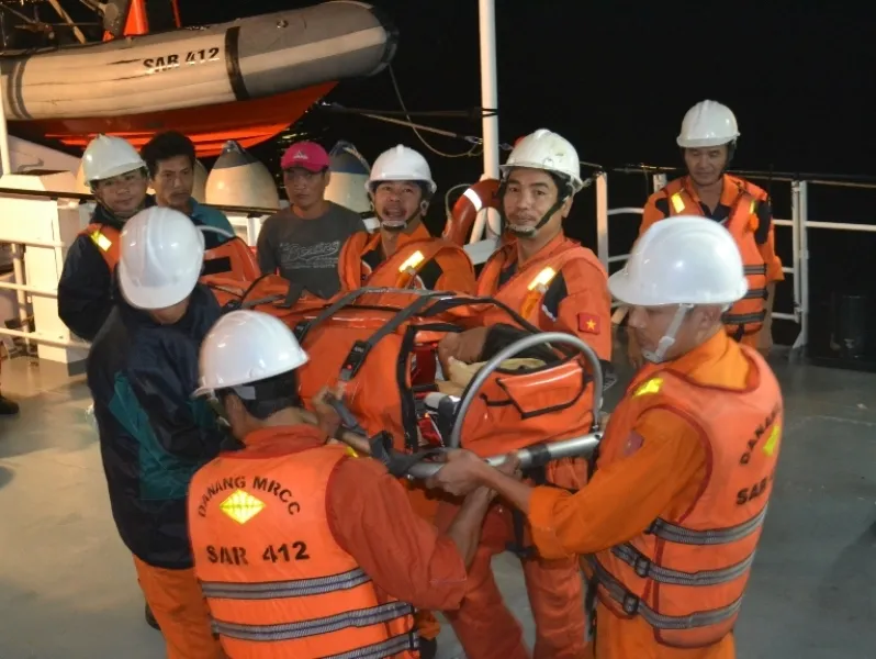 Cứu nạn thủy thủ bị tai nạn nguy kịch trên biển ảnh 1