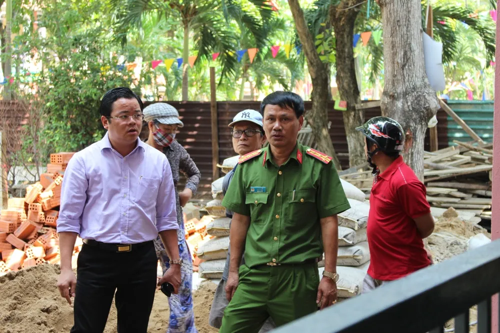 Lực lượng chức năng kiểm tra hiện trường vụ cháy.