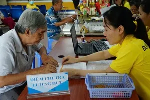 BHXH TP.HCM thông báo lịch chi trả lương hưu và trợ cấp BHXH từ tháng 12-2024. Ảnh: NGUYỄN HIỀN