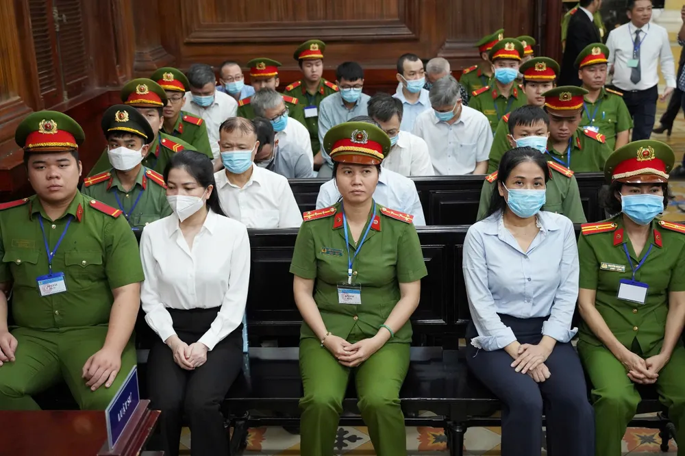 Bị cáo Mai Thị Hồng Hạnh (hàng đầu áo xanh) đưa hối lộ tổng cộng 31,5 tỉ đồng cho nhiều quan chức. Ảnh: THUẬN VĂN Bị cáo Mai Thị Hồng Hạnh (hàng đầu áo xanh) đưa hối lộ tổng cộng 31,5 tỉ đồng cho nhiều quan chức. Ảnh: THUẬN VĂN