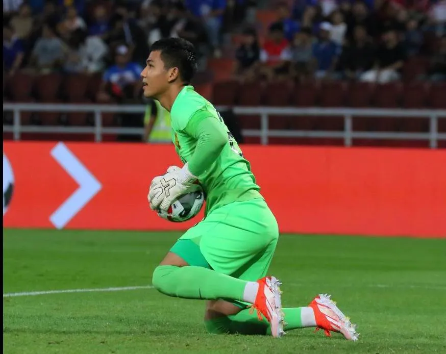 Thủ môn Haziq Nadzli không chỉ bị 'ném đá' mà còn bị nghi ngờ 'méo mó về tư tưởng'. Ảnh: CTP