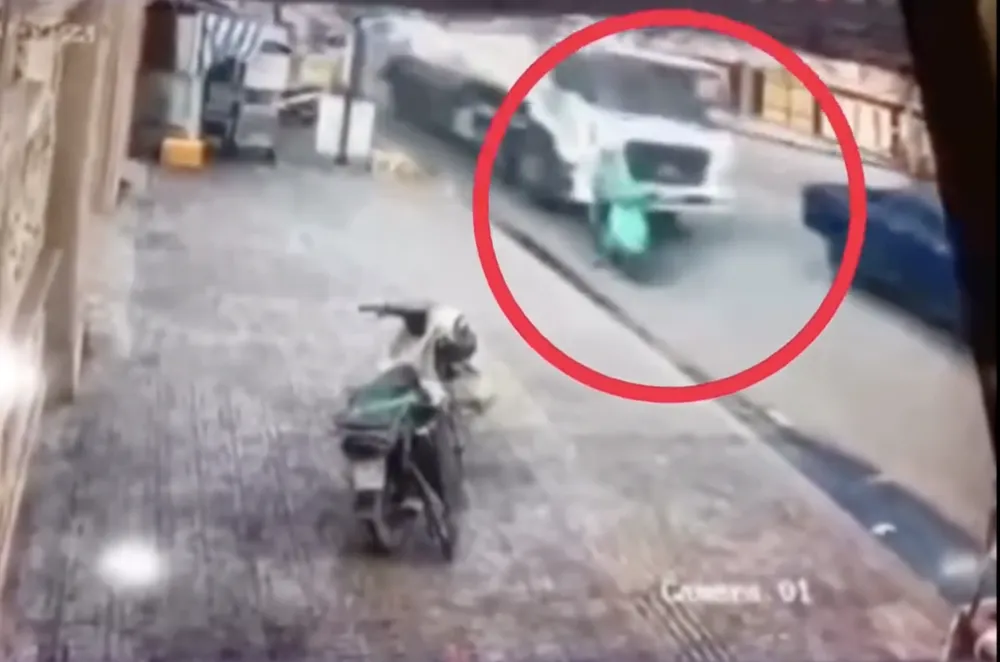 HÌnh ảnh xe bồn chạy lấn làn gây tai nạn chết người tại quận 7. Ảnh: Cắt từ clip