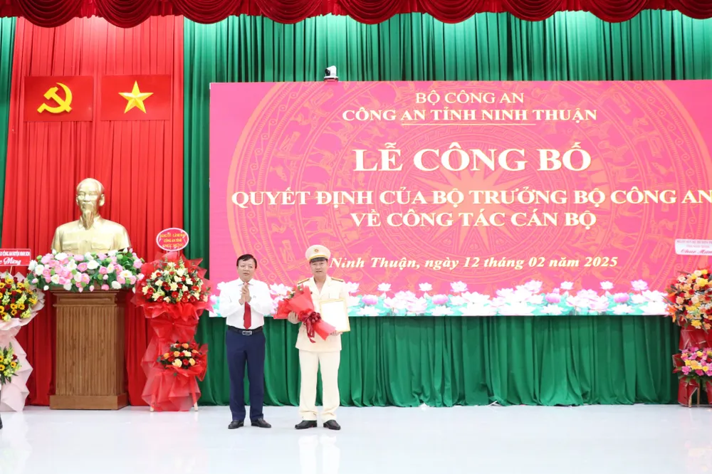 Phó Chủ tịch UBND tỉnh Ninh Thuận Lê Huyền tặng hoa chúc mừng Thượng tá Dũng. Ảnh: CA