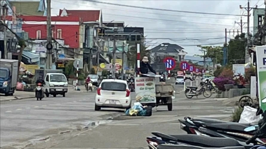 Công nhân đang dỡ bỏ các biển báo cấm đậu xe ngày chẵn. Ảnh: VT