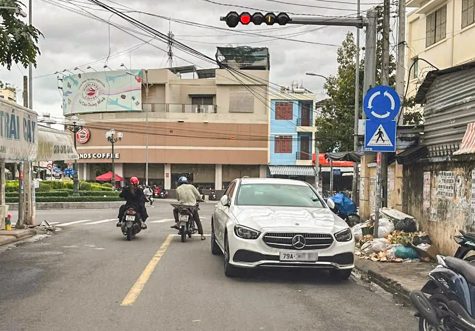 Nữ tài xế đậu xe Mercedes 'kì lạ' ở TP Nha Trang