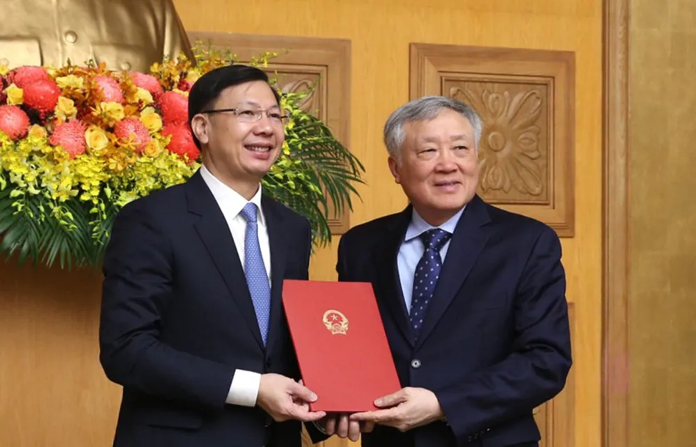 Phó Thủ tướng Thường trực Chính phủ Nguyễn Hòa Bình trao Quyết định bổ nhiệm chức vụ Phó Chủ nhiệm Văn phòng Chính phủ cho ông Phạm Mạnh Cường - Ảnh: VGP/Nguyễn Hoàng