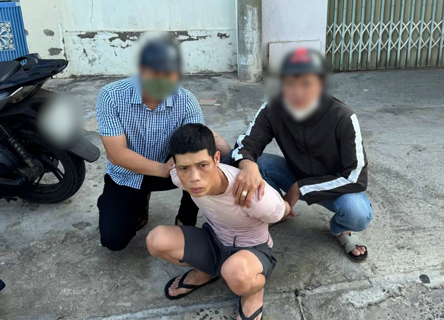 Các trinh sát bắt khẩn cấp kẻ trộm xe máy tại nơi ở trọ. 8 giờ truy xét kẻ vừa ra tù đi trộm xe máy trước cửa hàng thời trang