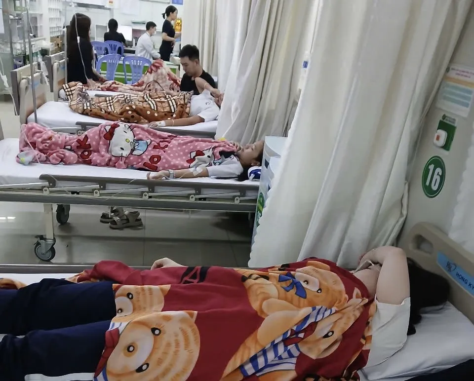 Học sinh nhập viện cấp cứu tại bệnh viện. Ảnh: NDCC