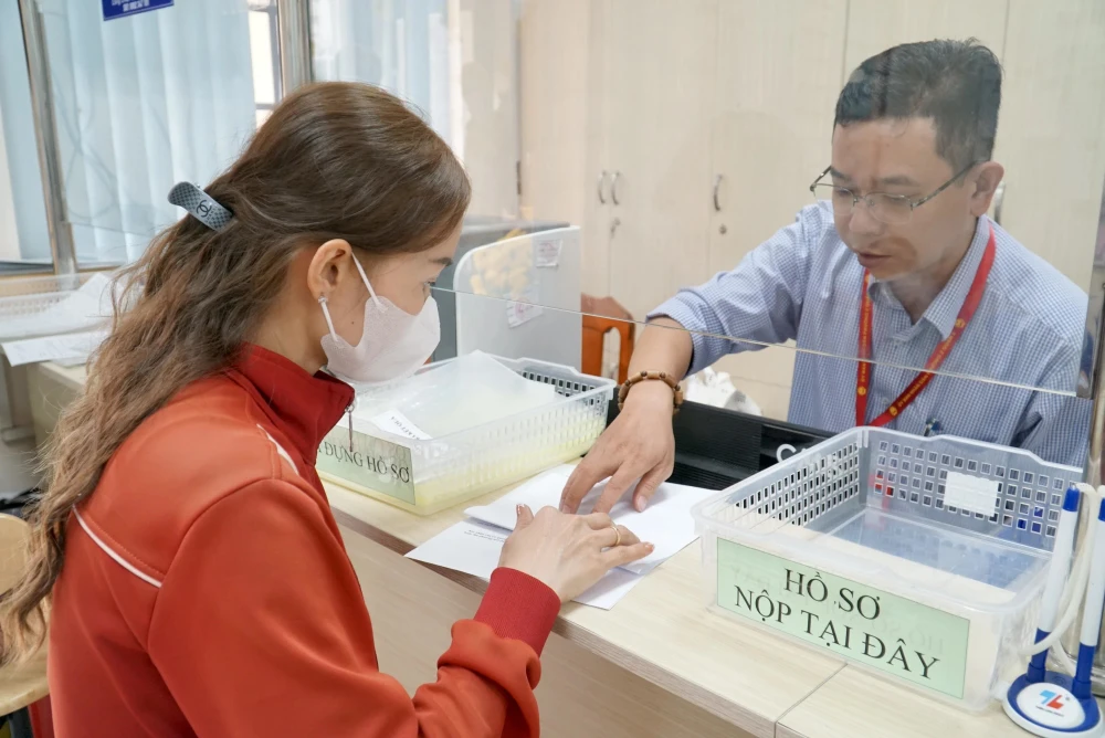 TP.HCM đề xuất bỏ chính sách hỗ trợ thêm đối với cán bộ, công chức nghỉ việc khi sắp xếp bộ máy. Ảnh: BẢO PHƯƠNG TP.HCM: Đề xuất bỏ chính sách hỗ trợ thêm đối với cán bộ, công chức khi sắp xếp bộ máy