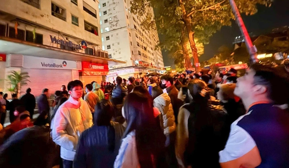 Hà Nội: Nhiều người tháo chạy khỏi đám cháy tại chung cư HH1A Linh Đàm