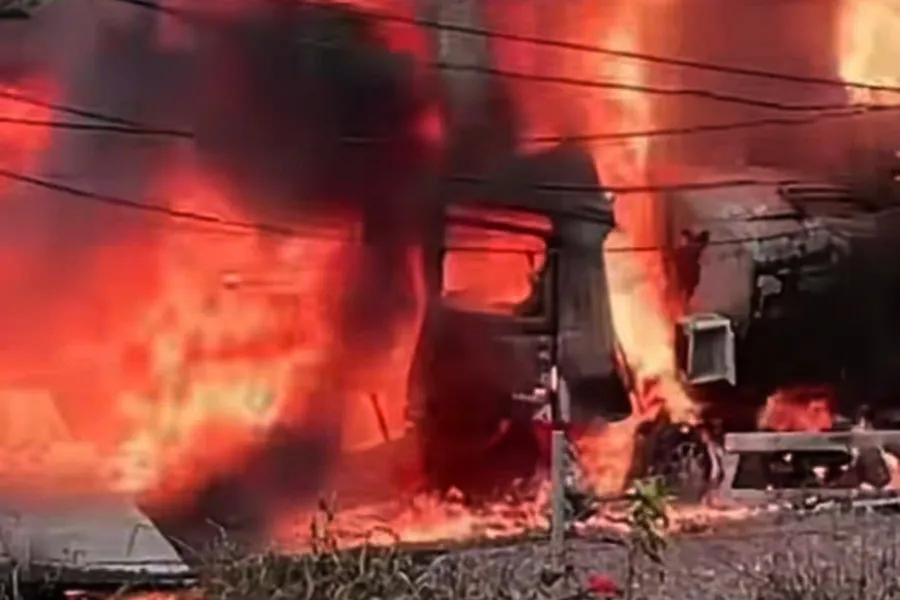 Xe bồn chở xăng dầu cháy dữ dội trên cao tốc, tài xế tử vong