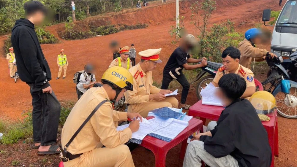Công an xử lý những nhóm người "săn mây" vi phạm giao thông . Ảnh: M.Q 78 người 'săn mây' ở Đắk Nông bị công an giữ phương tiện