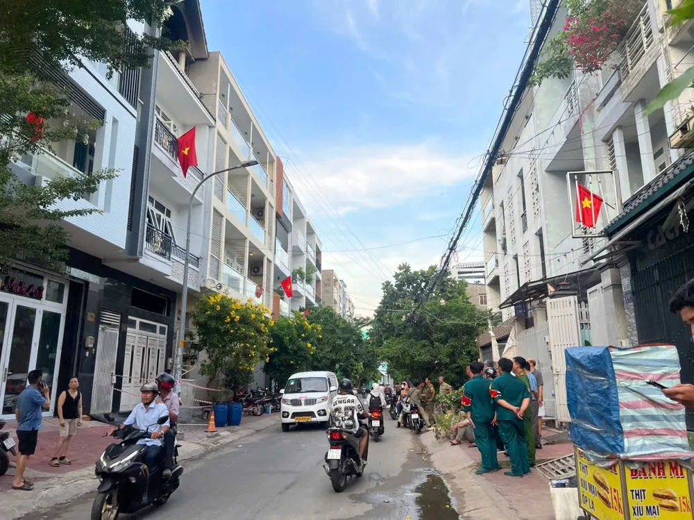 Hiện trường hỏa hoạn xảy ra tại căn nhà 3 tầng trong hẻm trên đường Đặng Thùy Trâm, phường 13, quận Bình Thạnh