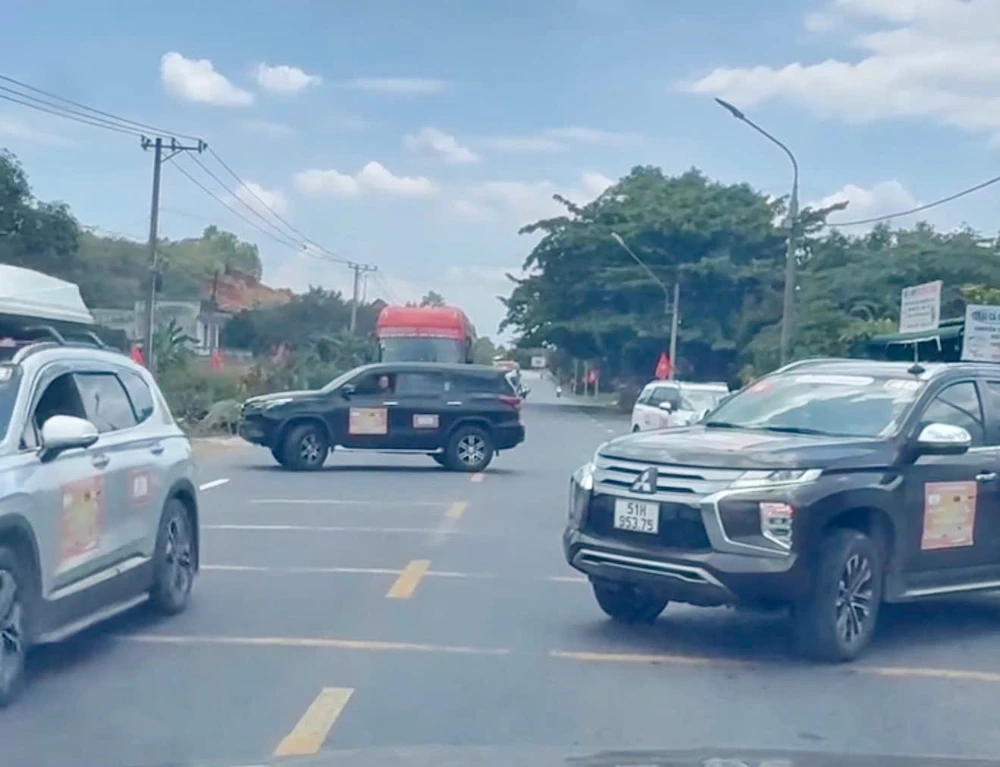 2 ô tô chắn ngang quốc lộ 20 để cản đường cho đoàn xe doanh nhân băng qua. Ảnh: Cắt từ clip