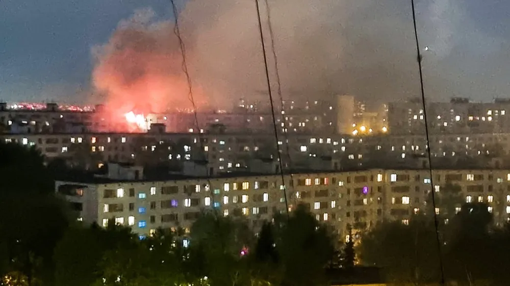 Hiện trường vụ cháy lớn tại chung cư ở thủ đô Moscow (Nga) nghi do nổ bình gas hôm 4-5. Ảnh: TASS