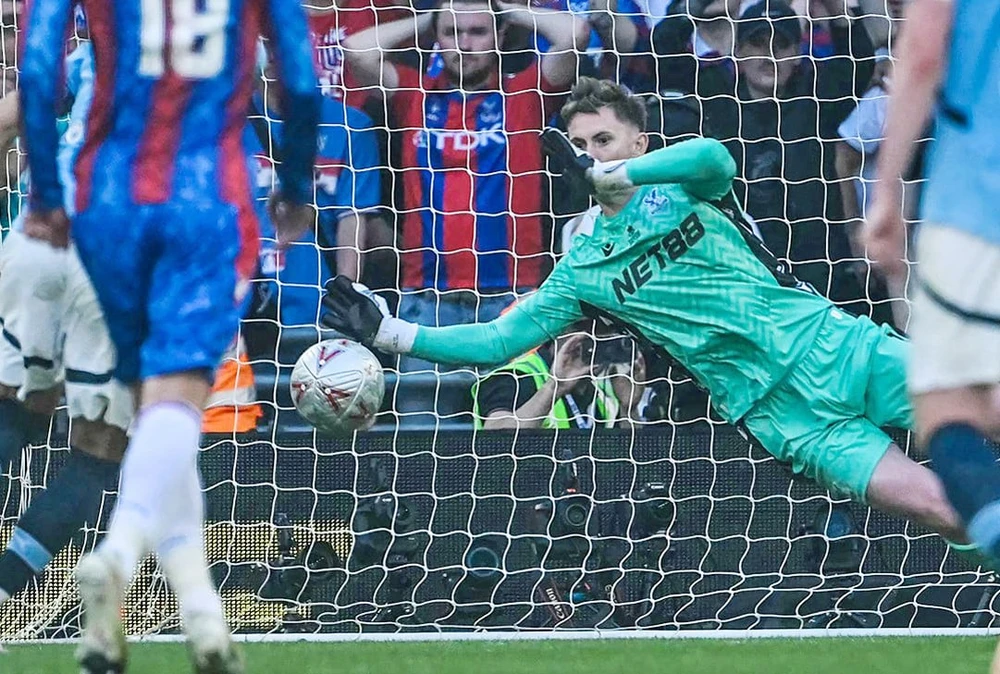 Thủ thành Henderson hóa người hùng khi cản phá thành công quả phạt 11m của Man City. Ảnh: RBF