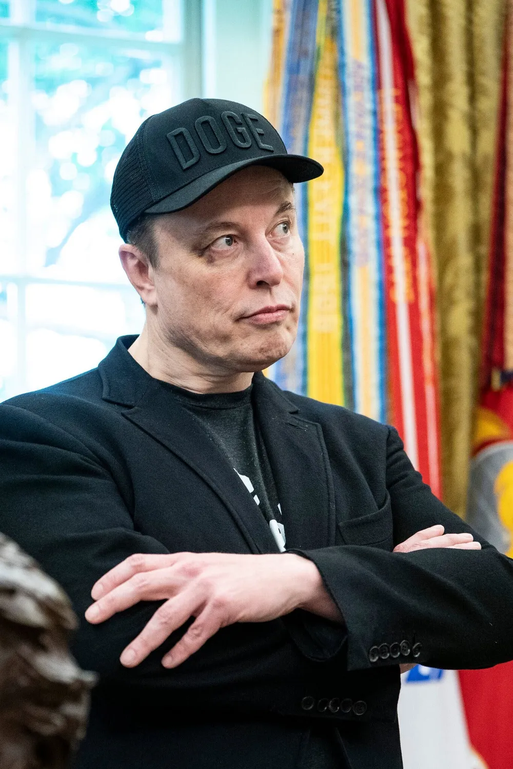 Tỉ phú Musk đến Nhà Trắng chia tay ông Trump với con mắt bầm