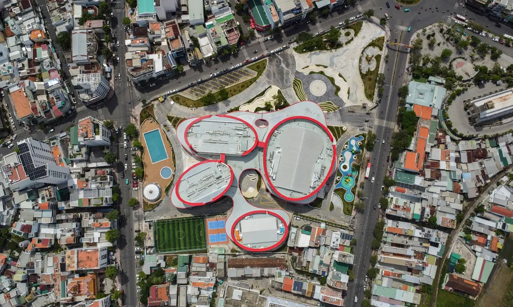 Dự án được xây dựng trên khu 'đất vàng' rộng hơn 2,7 ha ngay ngã 6, trung tâm TP Nha Trang, với ba mặt tiền giáp các đường Thái Nguyên, Yersin và Lê Thành Phương. Dự án có tổng vốn đầu tư gần 545 tỉ đồng, khởi công tháng 6-2023.