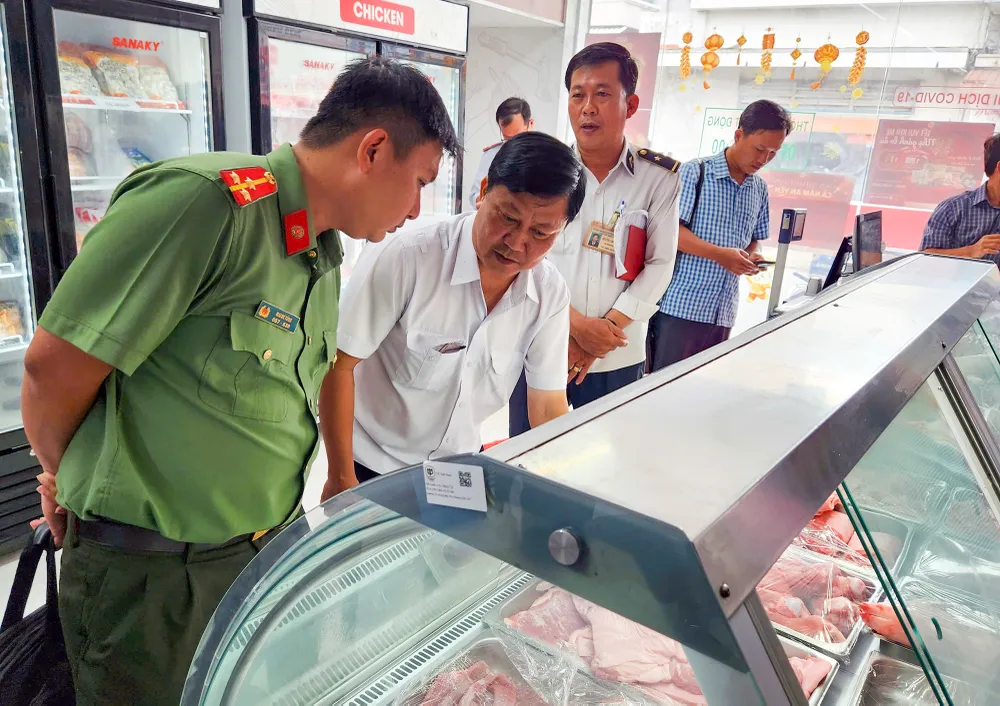 Đoàn kiểm tra liên ngành tỉnh Sóc Trăng đã hoàn tất kiểm tra đột xuất bốn điểm kinh doanh của Công ty C.P trên địa bàn tỉnh. Ảnh: DIỄM HẰNG