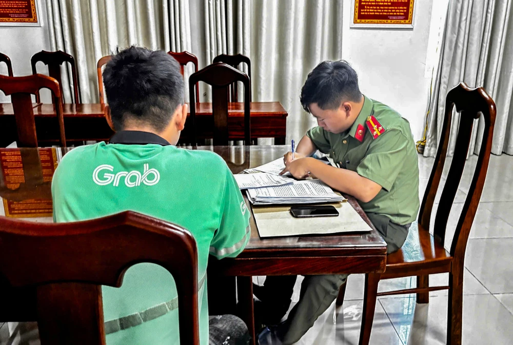 Tài xế xe công nghệ trả lại hơn 1,7 tỉ đồng cho người chuyển nhầm