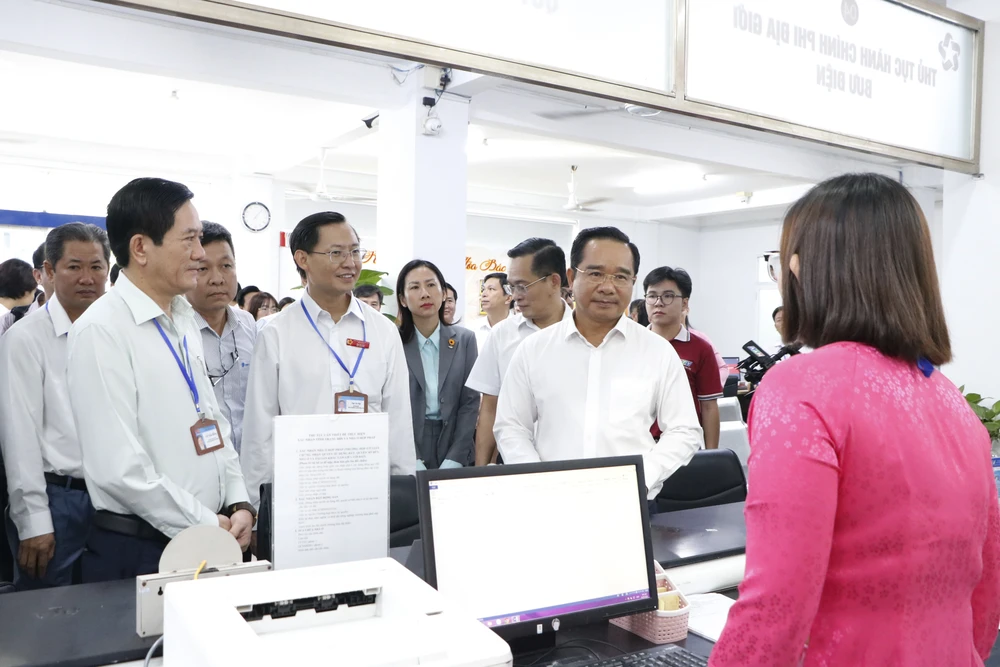 Chủ tịch TP.HCM Nguyễn Văn Được hỏi thăm công tác của cán bộ, công chức. Ảnh: LÊ ÁNH