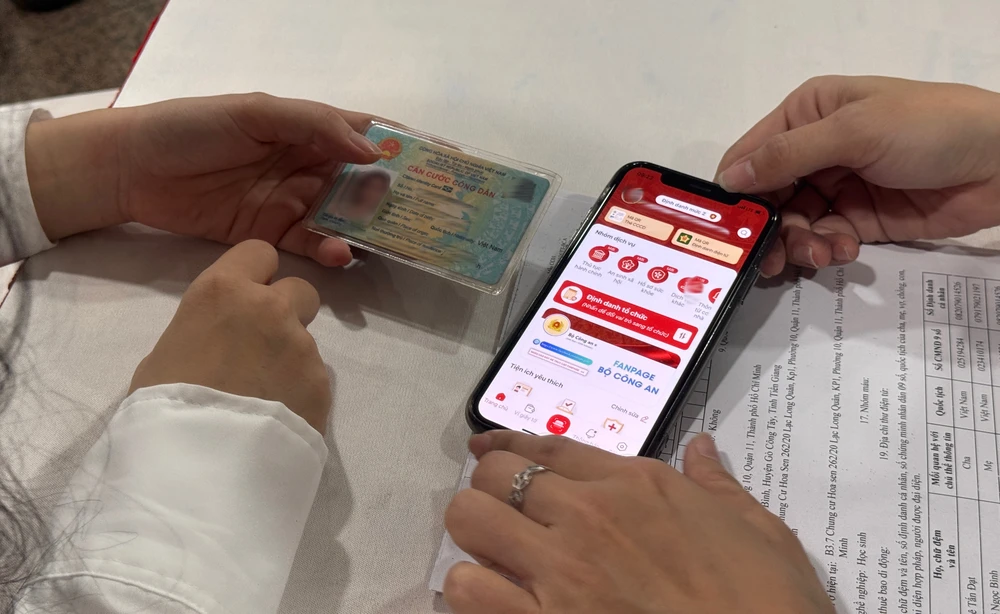 Cùng với việc vận hành chính quyền địa phương hai cấp, ứng dụng VNeID đã cập nhật thông tin cá nhân của người dân theo đơn vị hành chính mới. Ảnh: HUỲNH THƠ