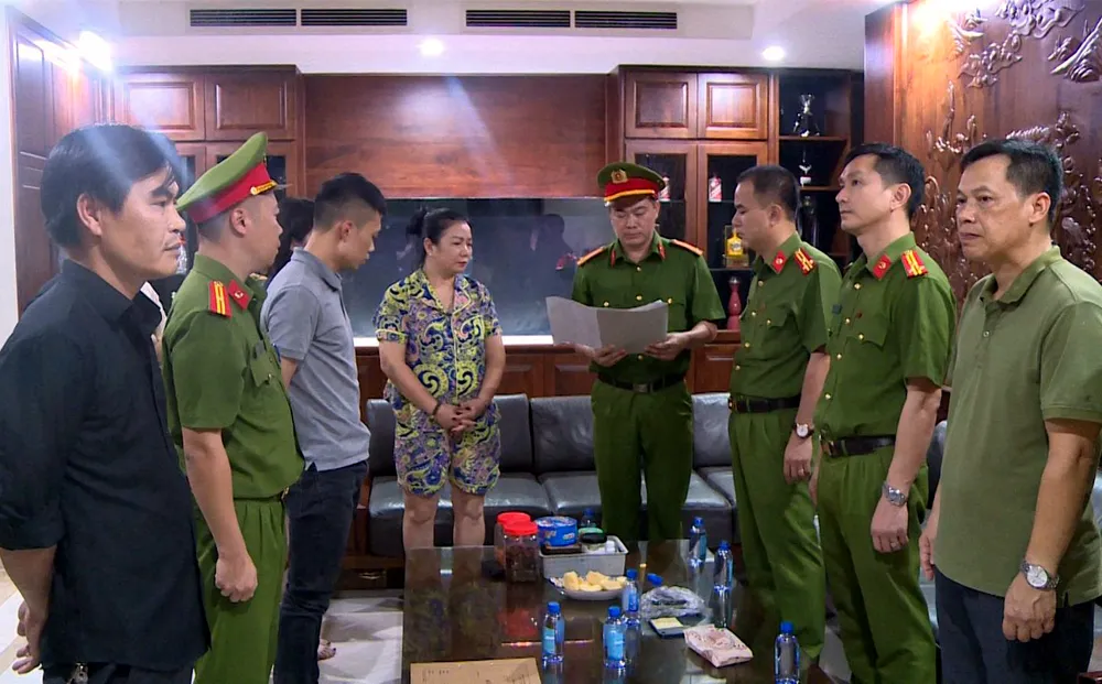 Cơ quan Cảnh sát điều tra thi hành các quyết định, lệnh khởi tố đối với Nguyễn Huy Tùng con trai của giang hồ Mạnh "gỗ" ở Thanh Hóa. Cơ quan Cảnh sát điều tra thi hành các quyết định, lệnh khởi tố đối với Nguyễn Huy Tùng con trai của giang hồ Mạnh 'gỗ' ở Thanh Hóa.