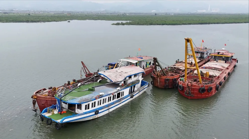 Tàu du lịch Vịnh Xanh 58 sau vụ tai nạn được trục vớt và lai dắt về bờ. Ảnh: NS Tàu du lịch Vịnh Xanh 58 sau vụ tai nạn được trục vớt và lai dắt về bờ. Ảnh: NS