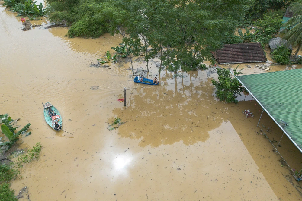 Hình ảnh trực thăng chở hàng thiết yếu đến với người dân vùng lũ Nghệ An