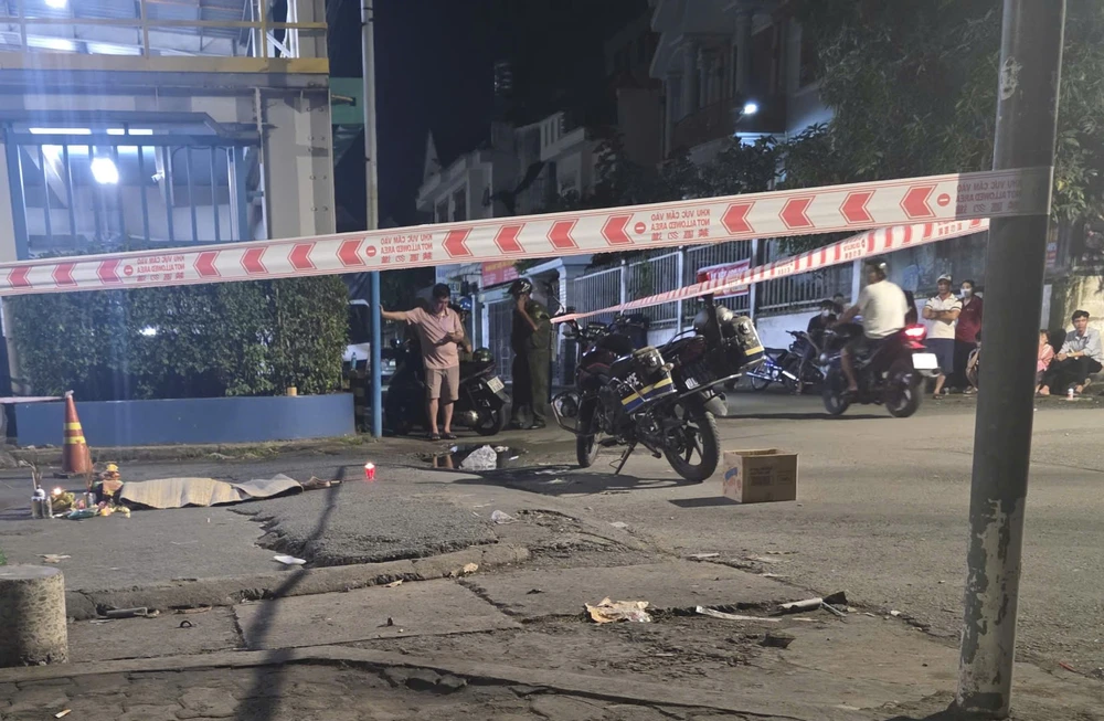 Người thân ôm bé gái khóc ngất vì bị taxi tông tử vong trong khu dân cư