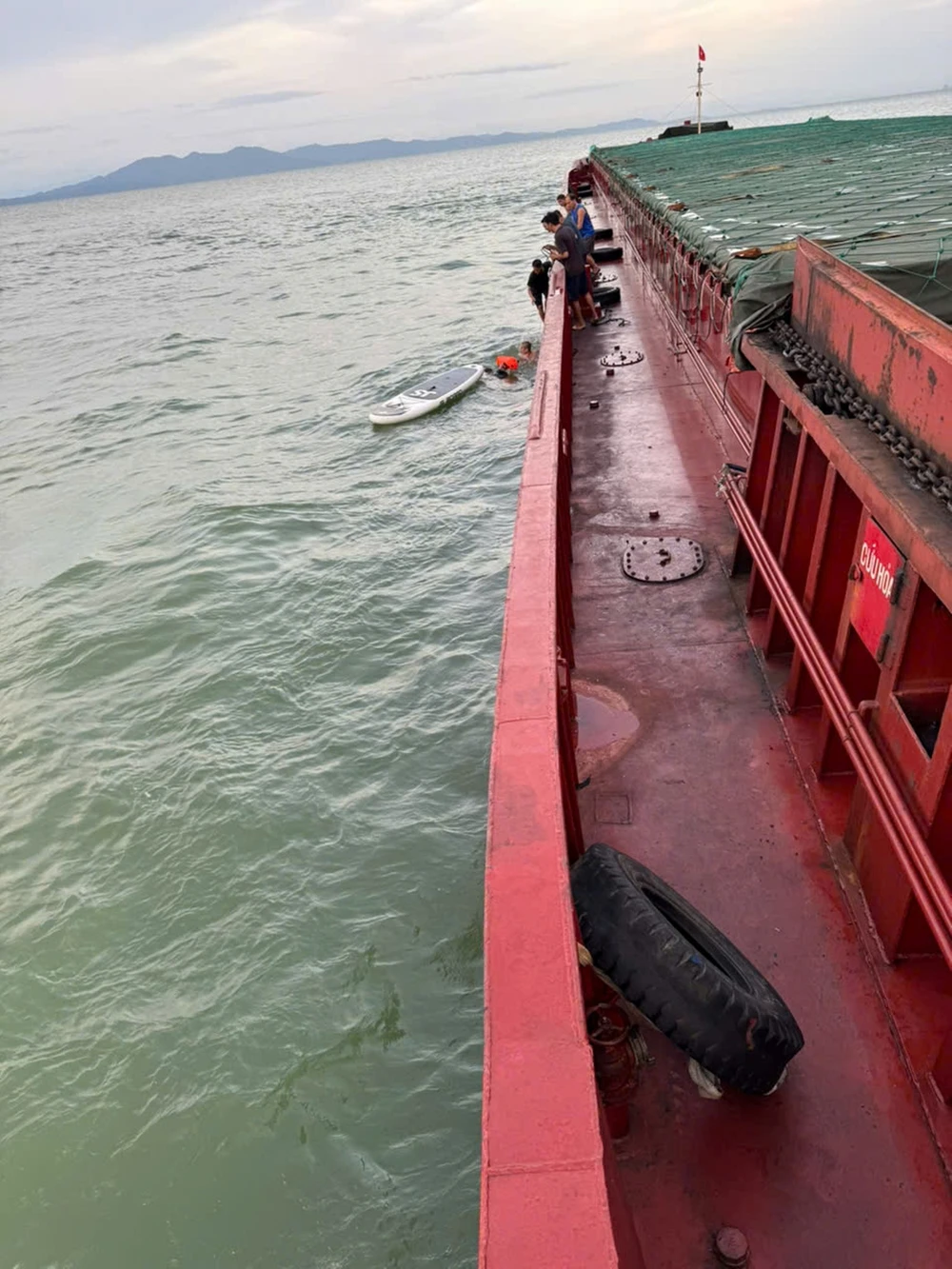 Người bố bơi ra để đưa con vào bờ, nhưng bị sóng cuốn ra xa. Hai bố con lênh đênh suốt 13 giờ xuyên đêm trên biển, rồi điều kỳ diệu xảy ra.