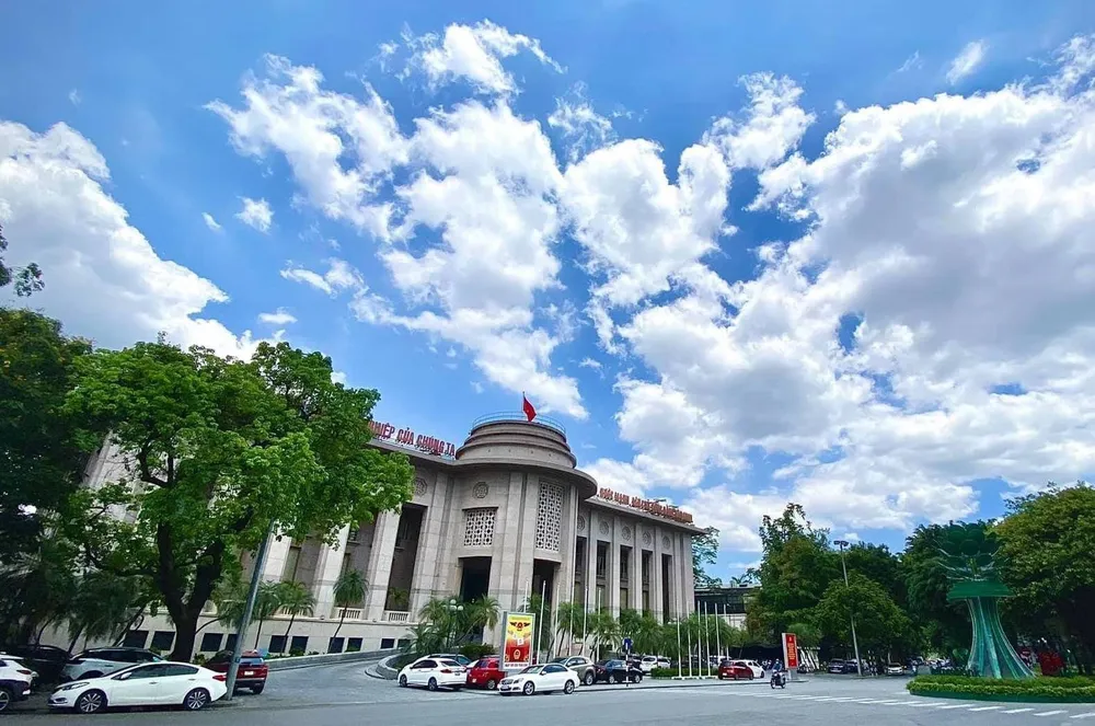 Trụ sở NHNN trên phố Lý Thái Tổ, Hà Nội. Ngân hàng Nhà nước nới chỉ tiêu tăng trưởng tín dụng