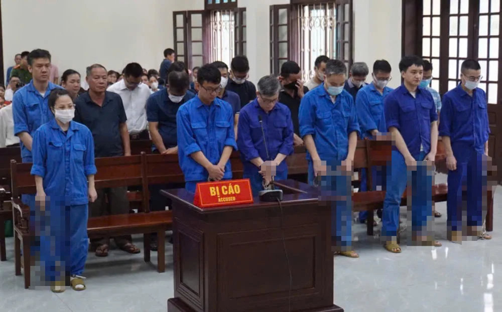 Sáng 7-8, HĐXX TAND TP Hải Phòng đã xét hỏi các bị cáo là cựu lãnh đạo, cán bộ hải quan Cảng 2 để làm rõ sự ăn chia tiền doanh nghiệp 'chi ngoài' để thông quan nhanh, bỏ qua sai phạm.