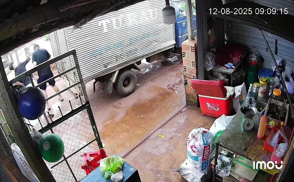 Anh DPL bị hai thanh niên vây đánh khi đang đi giao đá lạnh tinh khiết. Ảnh cắt từ clip