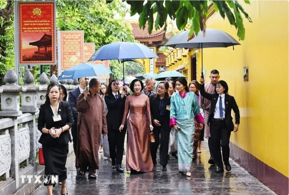 Phu nhân Chủ tịch nước Lương Cường cùng Hoàng hậu Bhutan Jetsun Pema Wangchuck thăm chùa Trấn Quốc. Ảnh: TTXVN