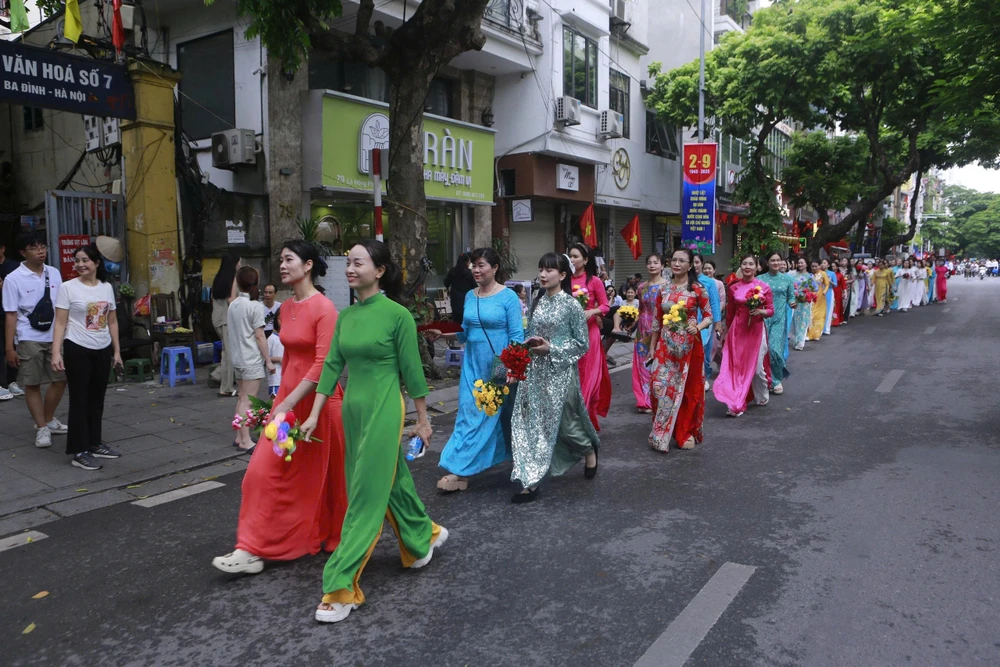 Người dân đổ về Quảng trường Ba Đình trong ngày đầu tiên tổng hợp luyện diễu binh 2-9