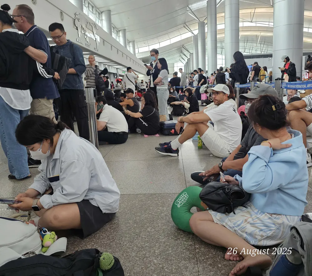 Hành khách chờ đợi vì sự cố đường truyền khu vực xuất cảnh tại sân bay Tân Sơn Nhất. Ảnh: A.P.