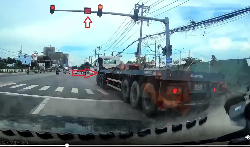 Camera hành trình ghi cảnh tài xế xe đầu kéo điều khiển xe chạy sai làn đường và vượt đèn đỏ.