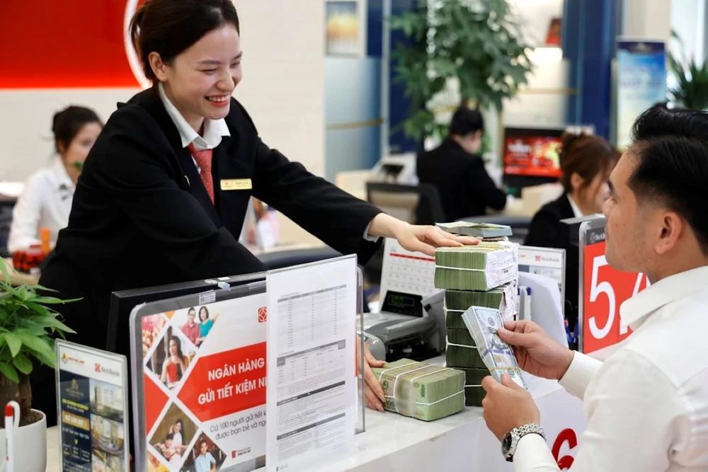 Càng về cuối năm, kiều hối về nhiều sẽ giúp hạ nhiệt tỉ giá USD/VND.