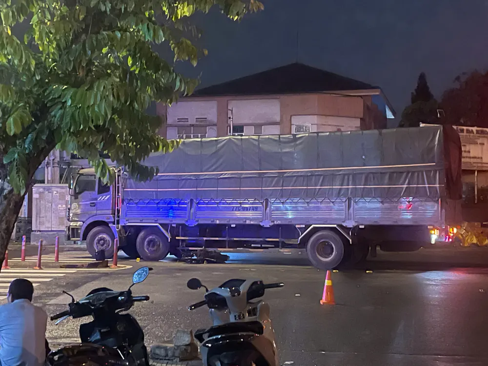 Tại giao lộ Lê Trọng Tấn - CN3 (phường Tây Thạnh, TP.HCM) xảy ra vụ tai nạn giao thông giữa xe tải và xe máy khiến một người đàn ông tử vong tại chỗ.