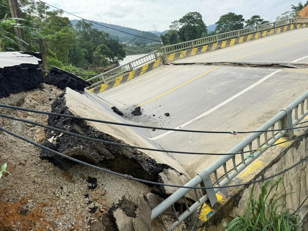 Hiện trường vụ sụt lún đầu cầu Tát Luông. Ảnh: CA
