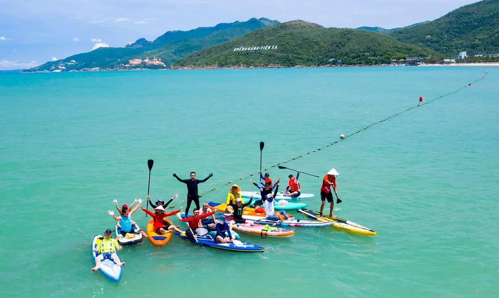 Bộ môn thể thao ván chèo đứng (SUP) tại bãi biển Quy Nhơn. Ảnh: MAI HƯƠNG 01.jpg