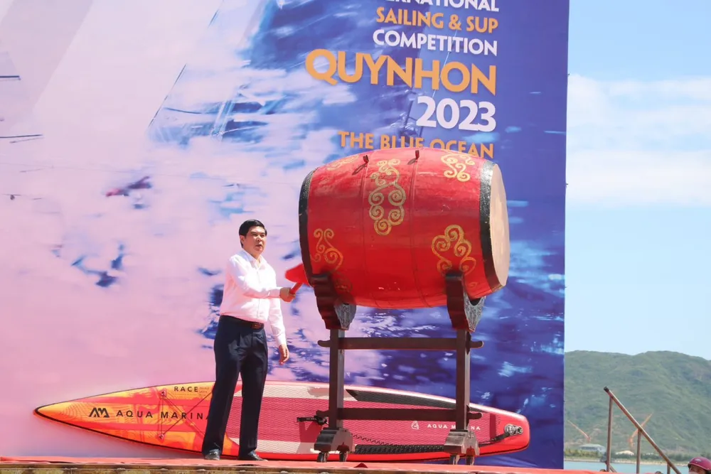 Ông Lâm Hải Giang, Phó Chủ tịch UBND tỉnh Bình Định đánh hồi trống khai mạc. Ảnh: THU DỊU giai-dua-thuyen-buom-va-van-cheo-dung-quy-nhon (5).jpg