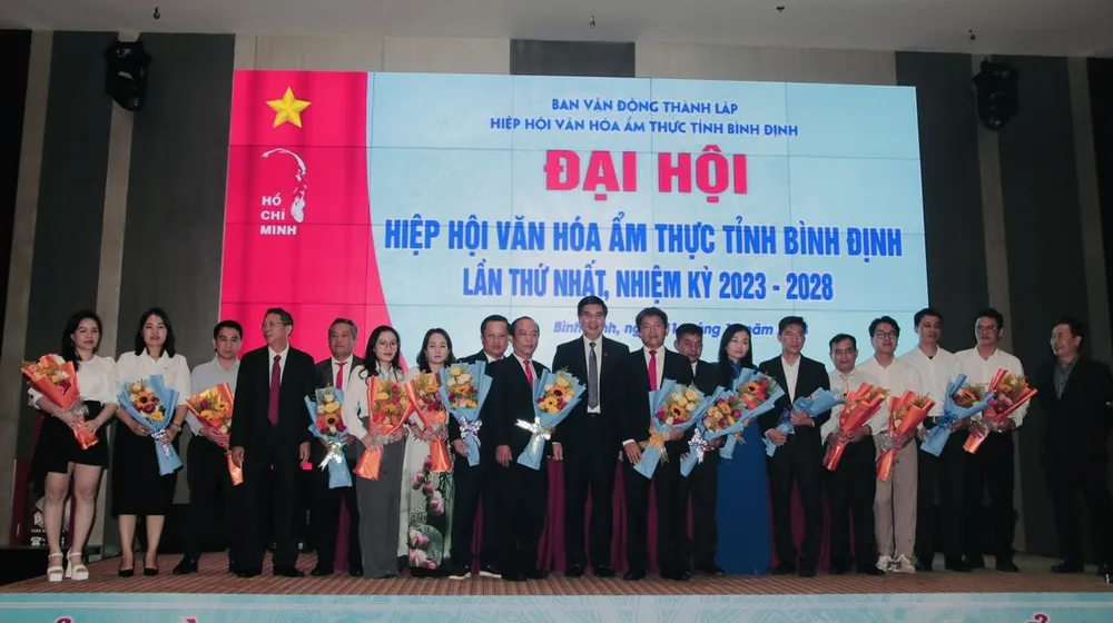 Hiệp hội Văn hóa ẩm thực tỉnh Bình Định nhiệm kỳ 2023-2028 bầu ban chấp hành 17 thành viên, ông Nguyễn Hoàng Sâm giữ chức Chủ tịch Hiệp hội. Ảnh: THU DỊU hiệp hội