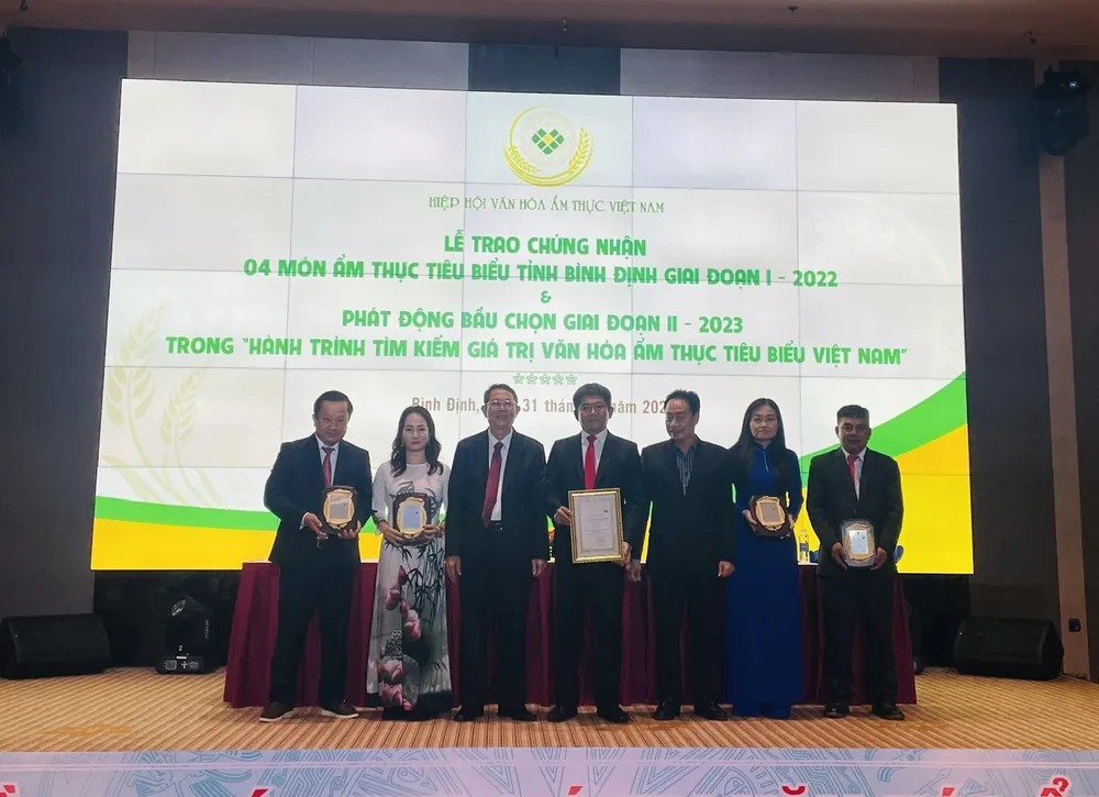 Hiệp hội Văn hóa ẩm thực Việt Nam trao chứng nhận 4 món ẩm thực tiêu biểu của tỉnh Bình Định. Ảnh: THU DỊU ra-mat-hiep-hoi-van-hoa-am-thuc-tinh-binh-dinh (3).jpg