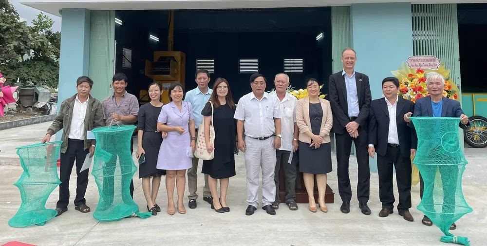 gom rác từ biển vào bờ