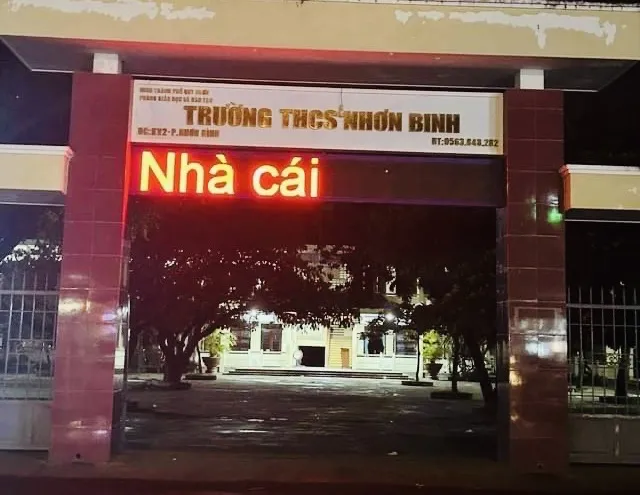 Bảng điện tử của Trường THCS Nhơn Bình, TP Quy Nhơn bị hack, chạy thông tin quảng cáo một nhà cái cá độ. Ảnh:TQ trường học ở Bình Định chạy bảng quảng cáo cá độ