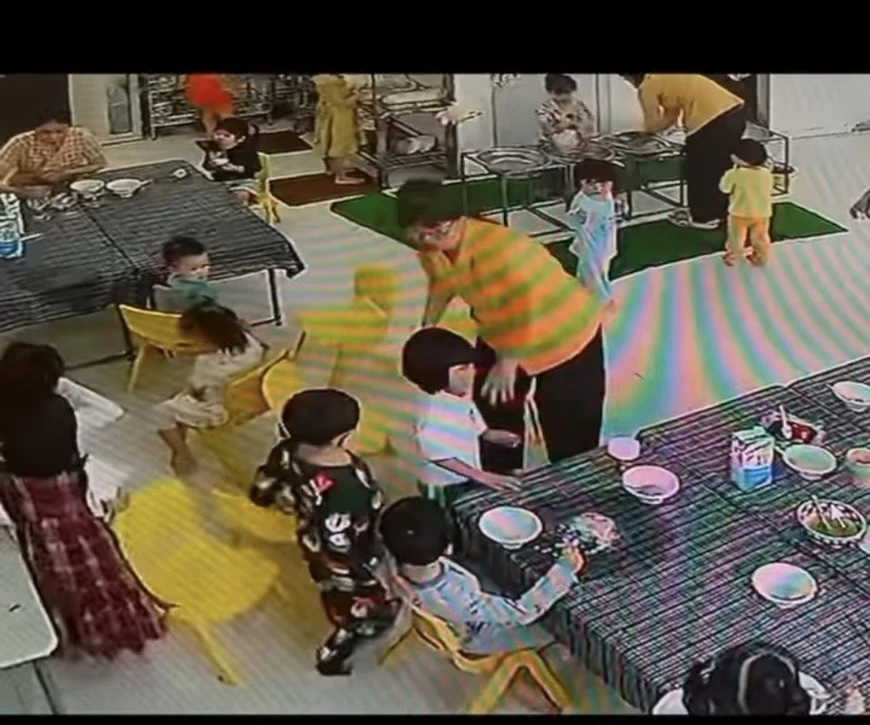Hình ảnh cắt ra từ clip hành động bạo hành bé gái của cô giáo mầm non.