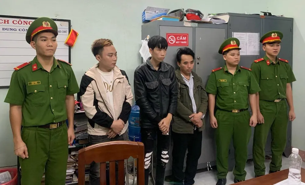 Công an huyện Tây Sơn bắt giữ khẩn cấp nhóm thanh niên cưỡng đoạt tài sản. Ảnh: Công an huyện Tây Sơn cưỡng đoạt tài sản